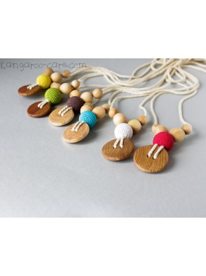 KangarooCare Etno Mama necklace avocado with apple wood button